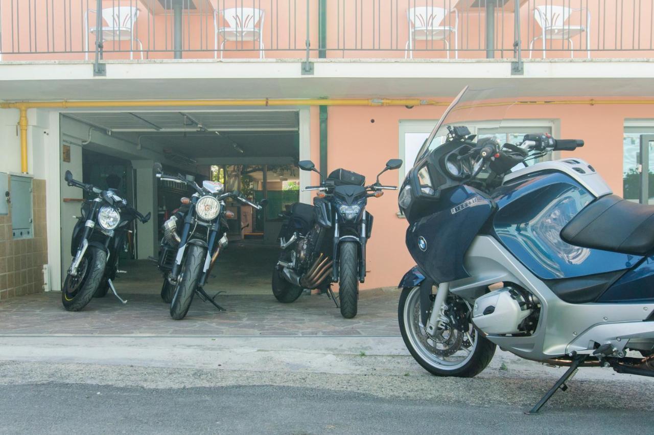 Hotel Greta B&B Rimini Bagian luar foto