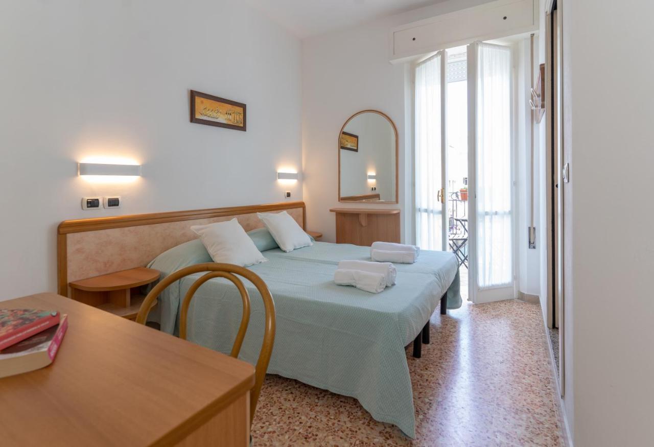 Hotel Greta B&B Rimini Bagian luar foto