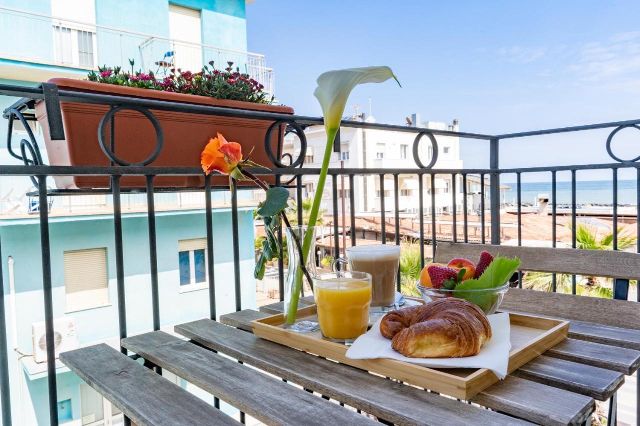Hotel Greta B&B Rimini Bagian luar foto