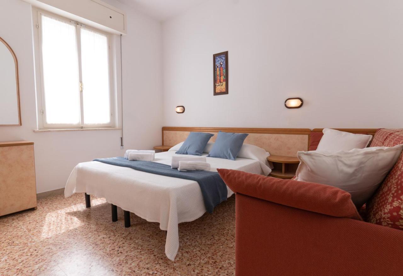 Hotel Greta B&B Rimini Bagian luar foto