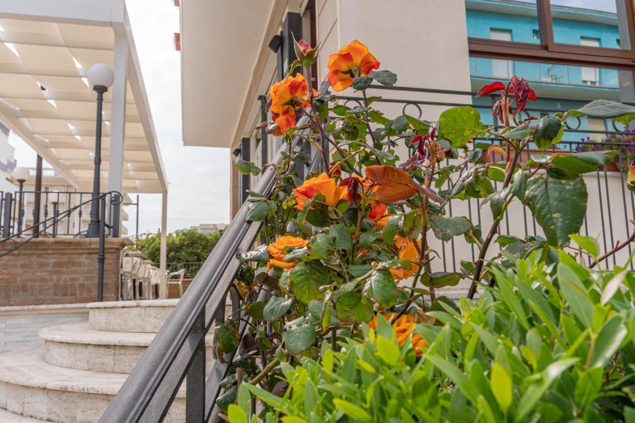 Hotel Greta B&B Rimini Bagian luar foto