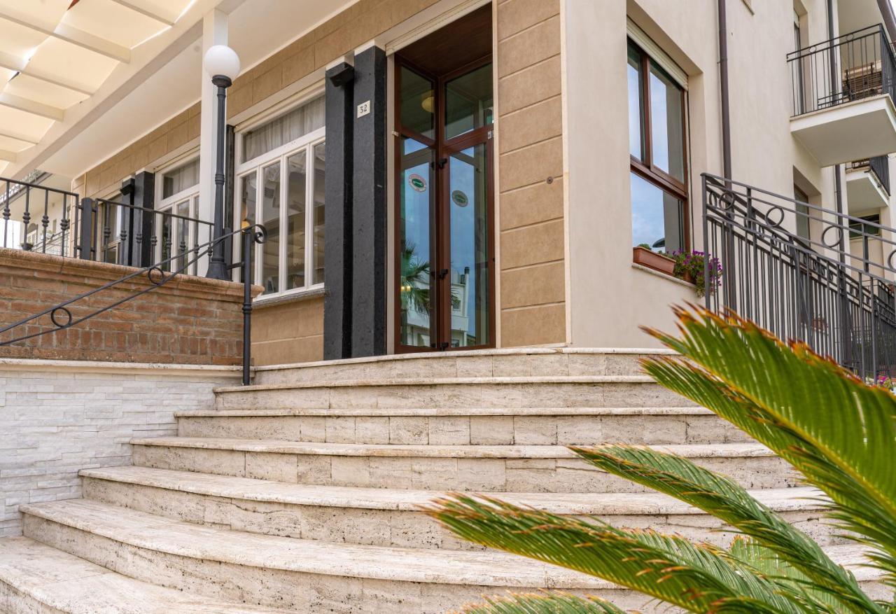 Hotel Greta B&B Rimini Bagian luar foto