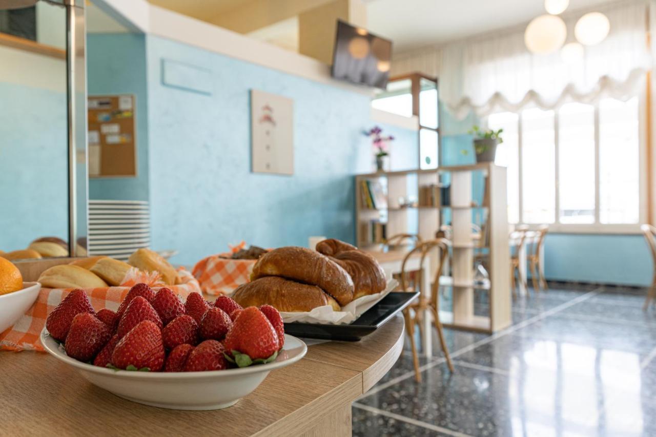 Hotel Greta B&B Rimini Bagian luar foto