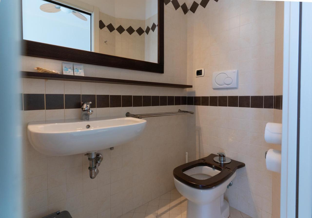 Hotel Greta B&B Rimini Bagian luar foto