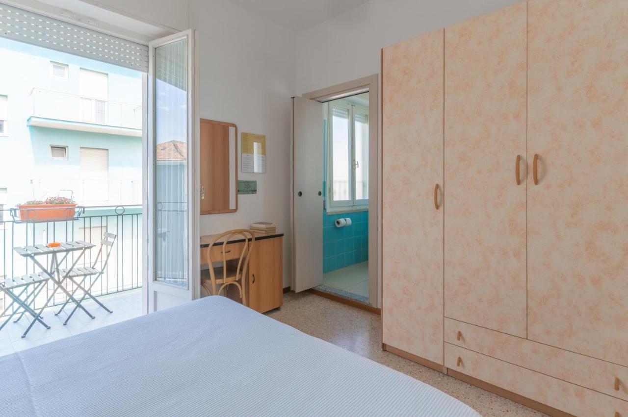 Hotel Greta B&B Rimini Bagian luar foto