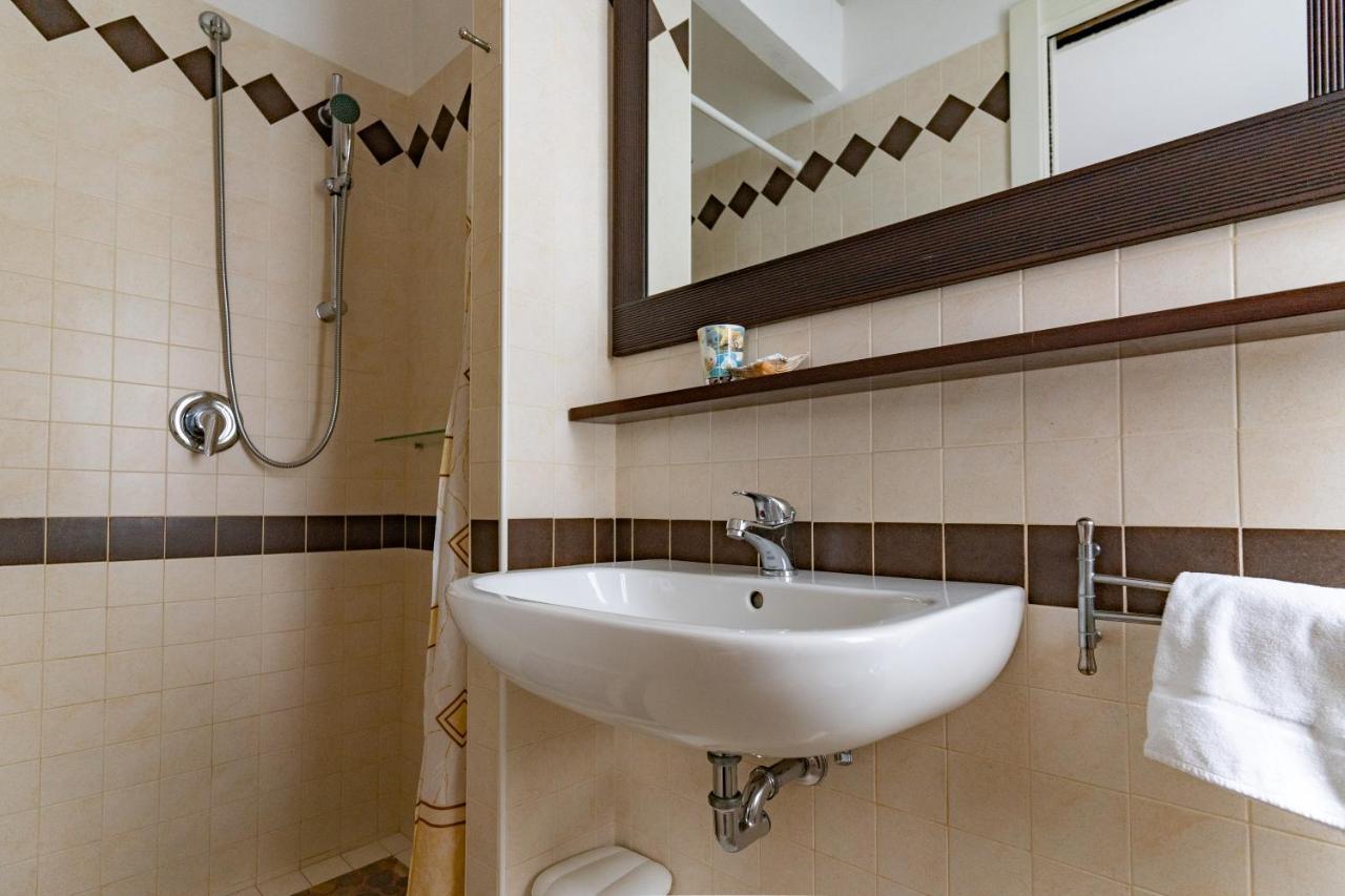 Hotel Greta B&B Rimini Bagian luar foto