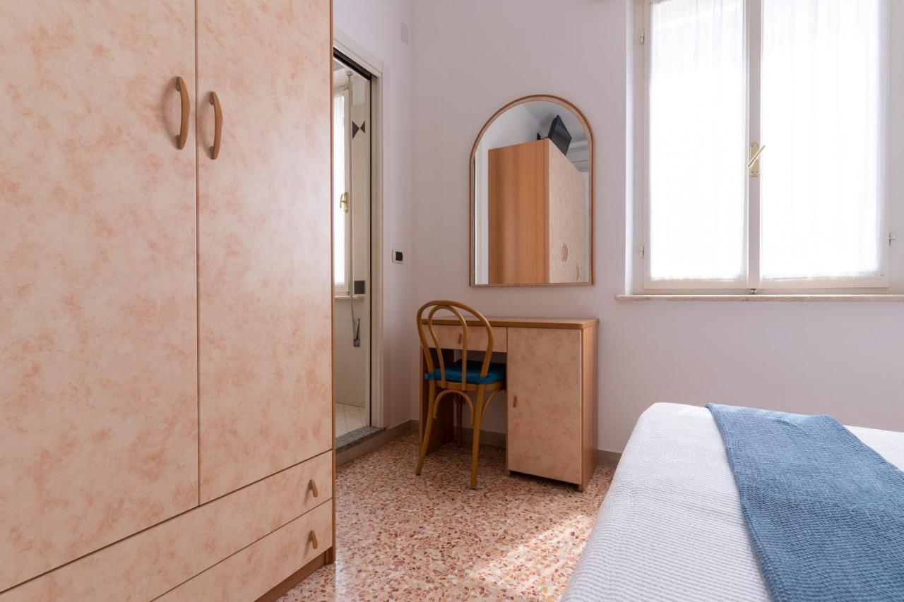 Hotel Greta B&B Rimini Bagian luar foto