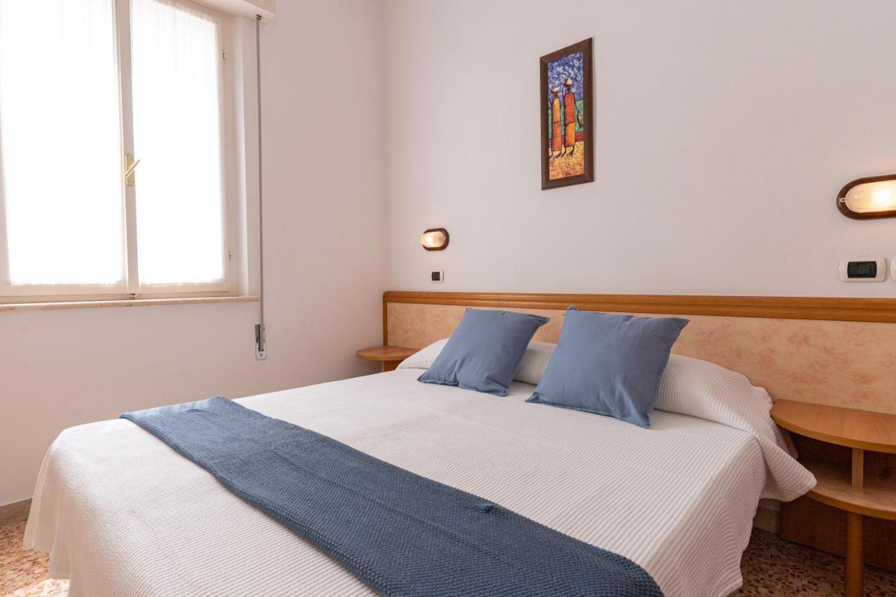 Hotel Greta B&B Rimini Bagian luar foto