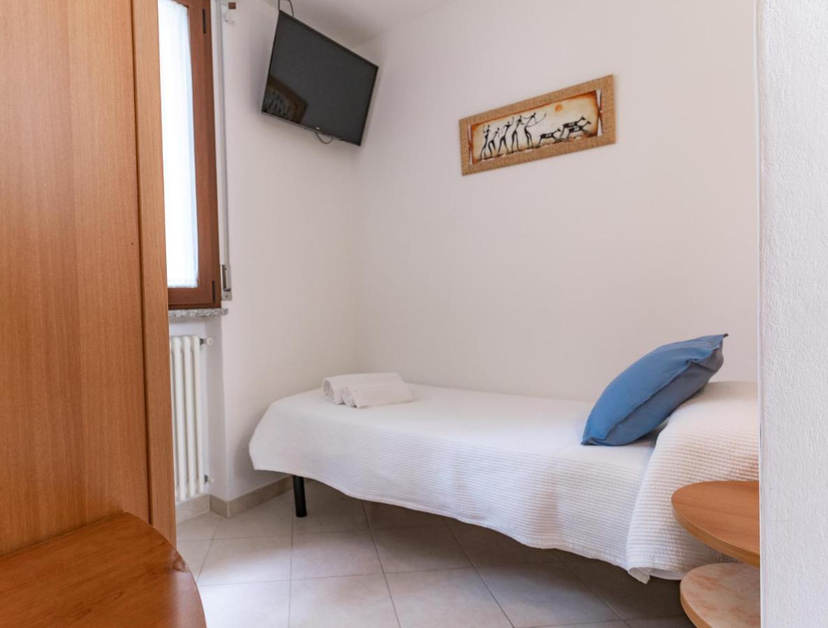 Hotel Greta B&B Rimini Bagian luar foto