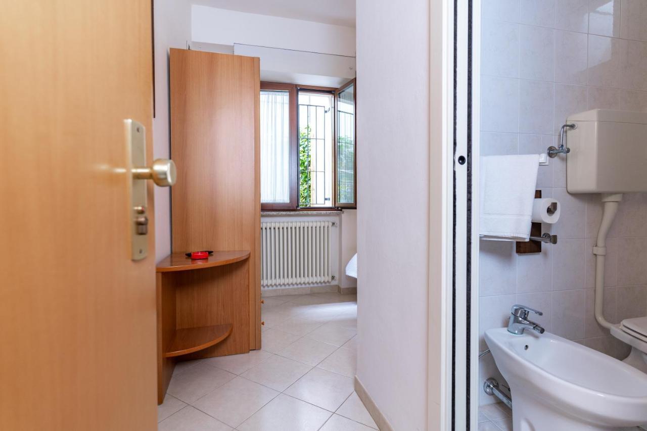 Hotel Greta B&B Rimini Bagian luar foto