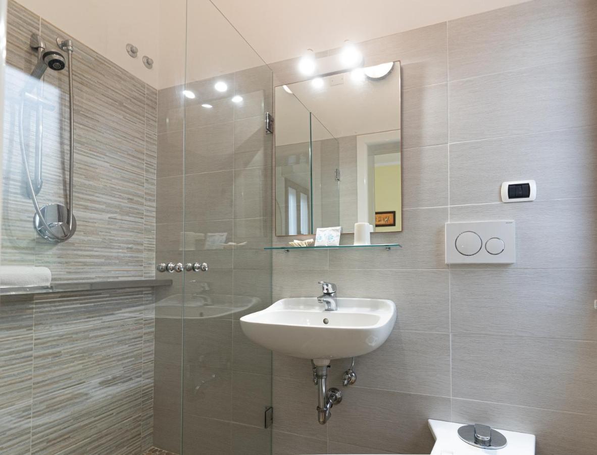 Hotel Greta B&B Rimini Bagian luar foto