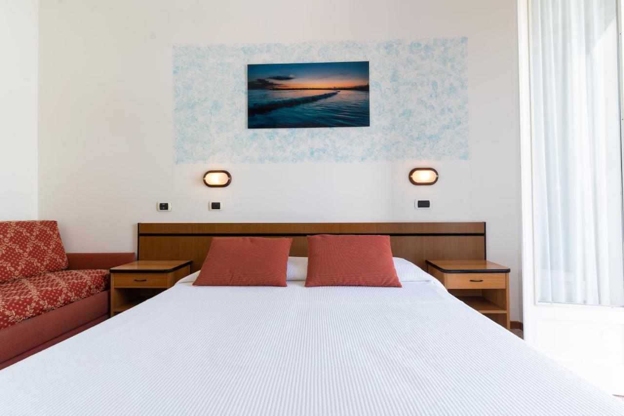 Hotel Greta B&B Rimini Bagian luar foto