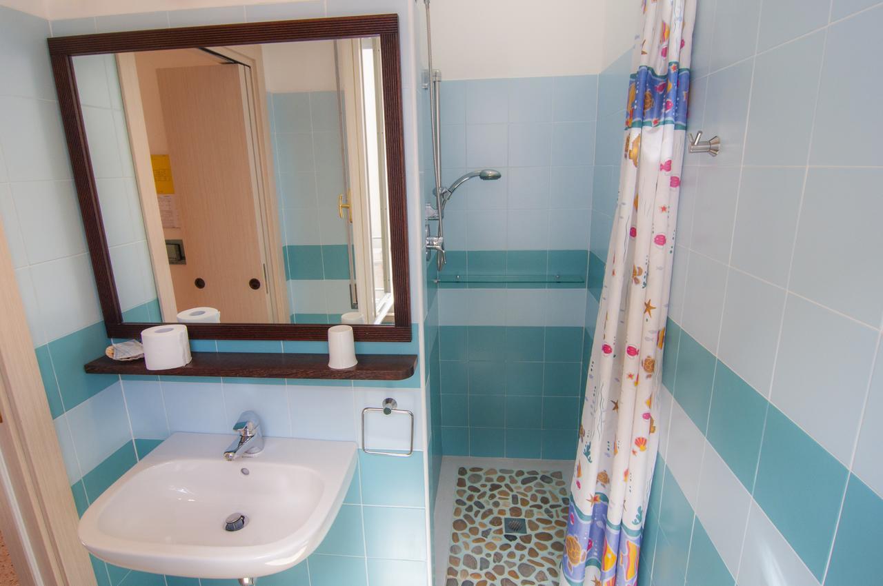 Hotel Greta B&B Rimini Bagian luar foto