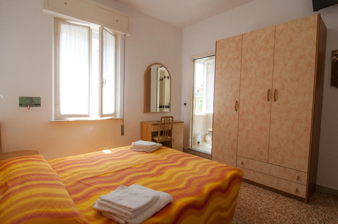 Hotel Greta B&B Rimini Bagian luar foto