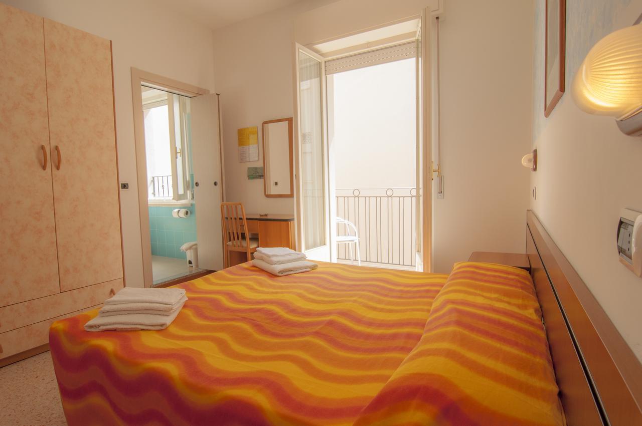 Hotel Greta B&B Rimini Bagian luar foto
