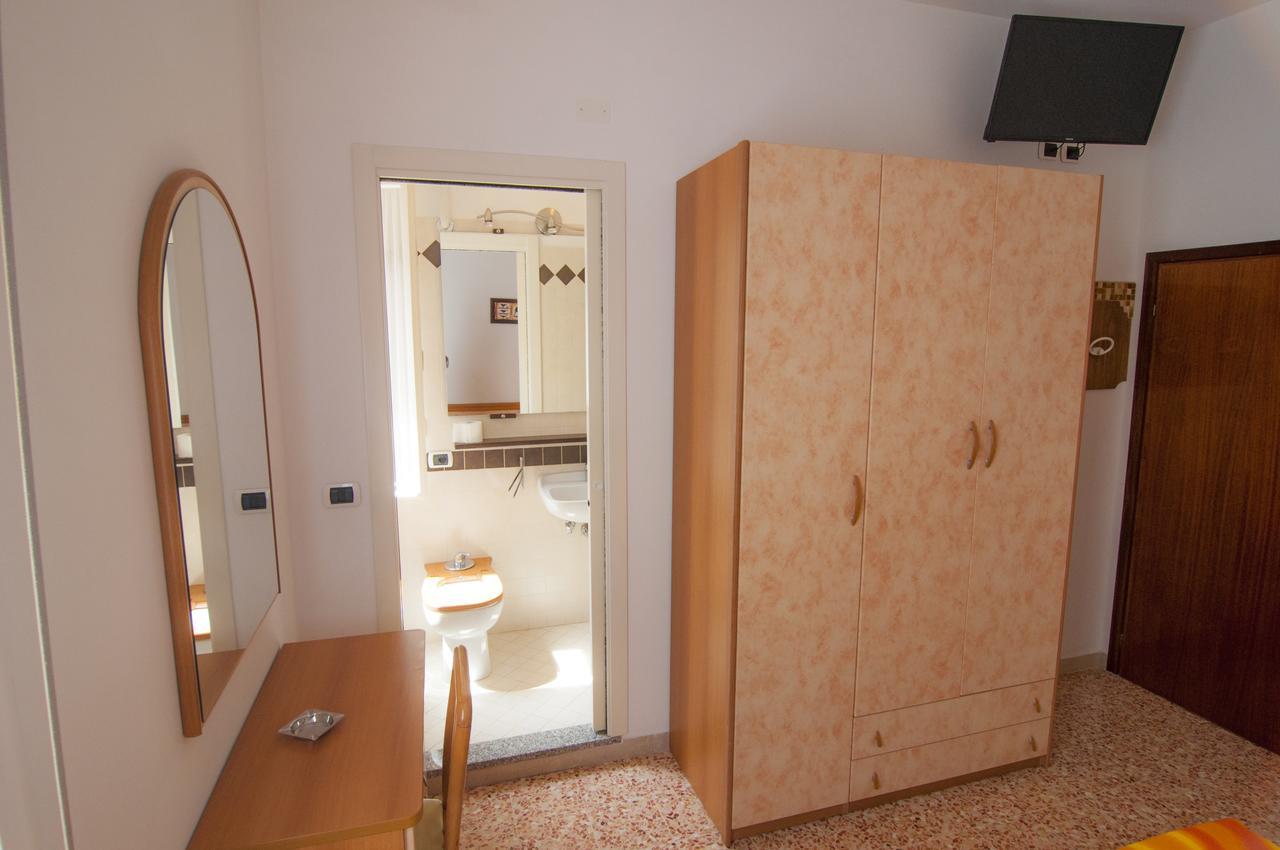Hotel Greta B&B Rimini Bagian luar foto