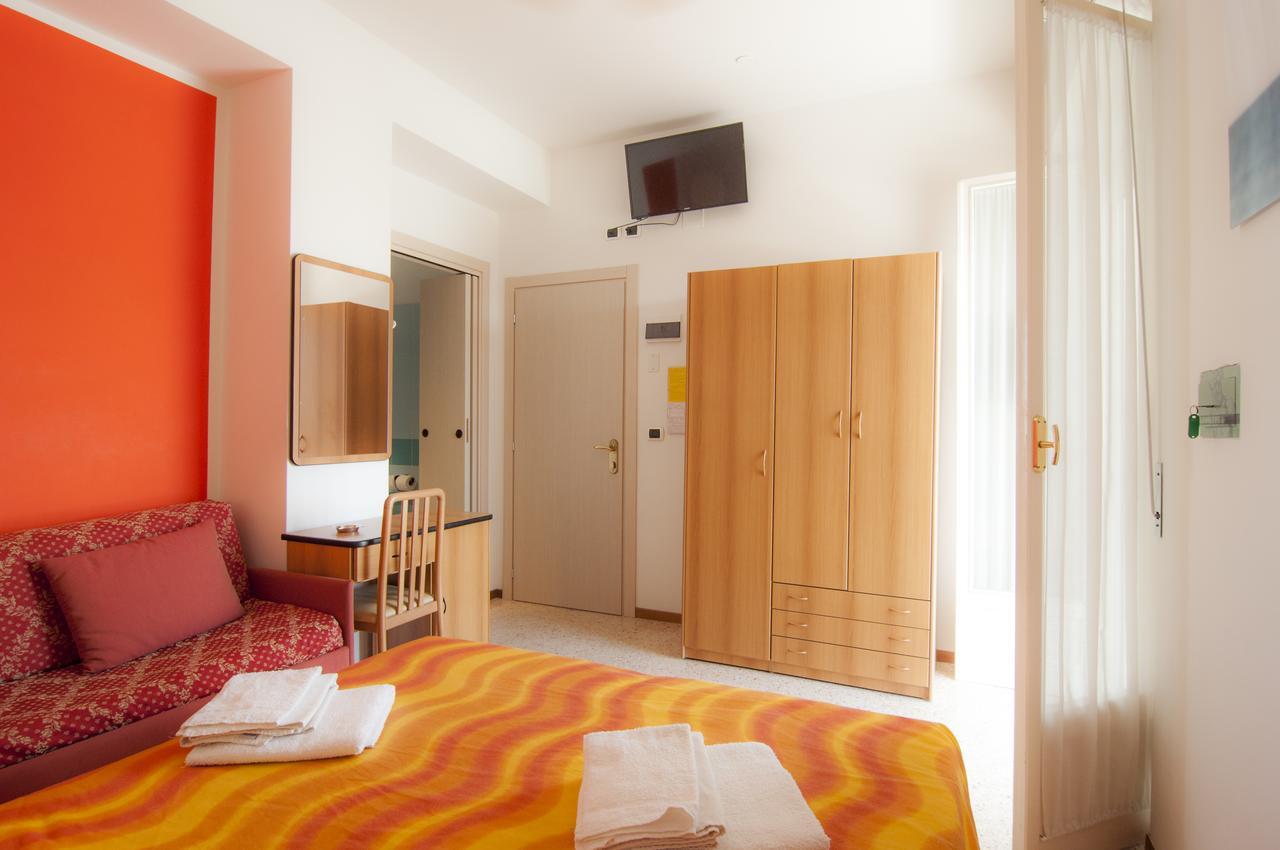 Hotel Greta B&B Rimini Bagian luar foto