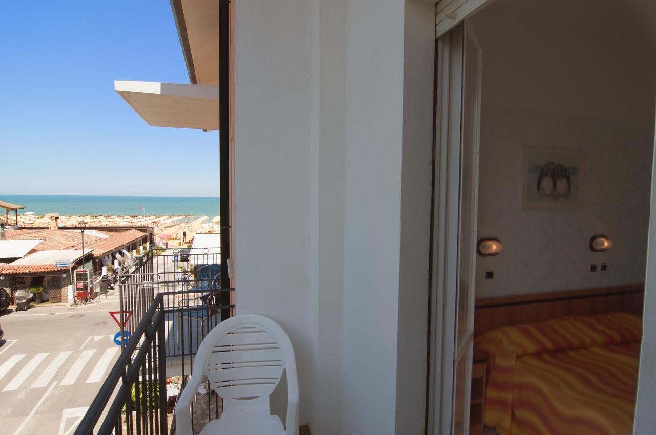 Hotel Greta B&B Rimini Bagian luar foto