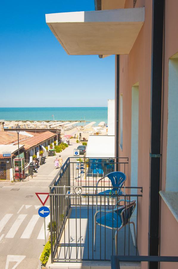 Hotel Greta B&B Rimini Bagian luar foto